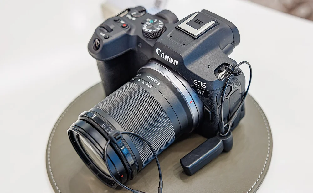 Canon EOS R7 with Canon RF-S 18–150mm f/3.5–6.3 IS STM lens; pictured lens not included in the body-only recommendation.